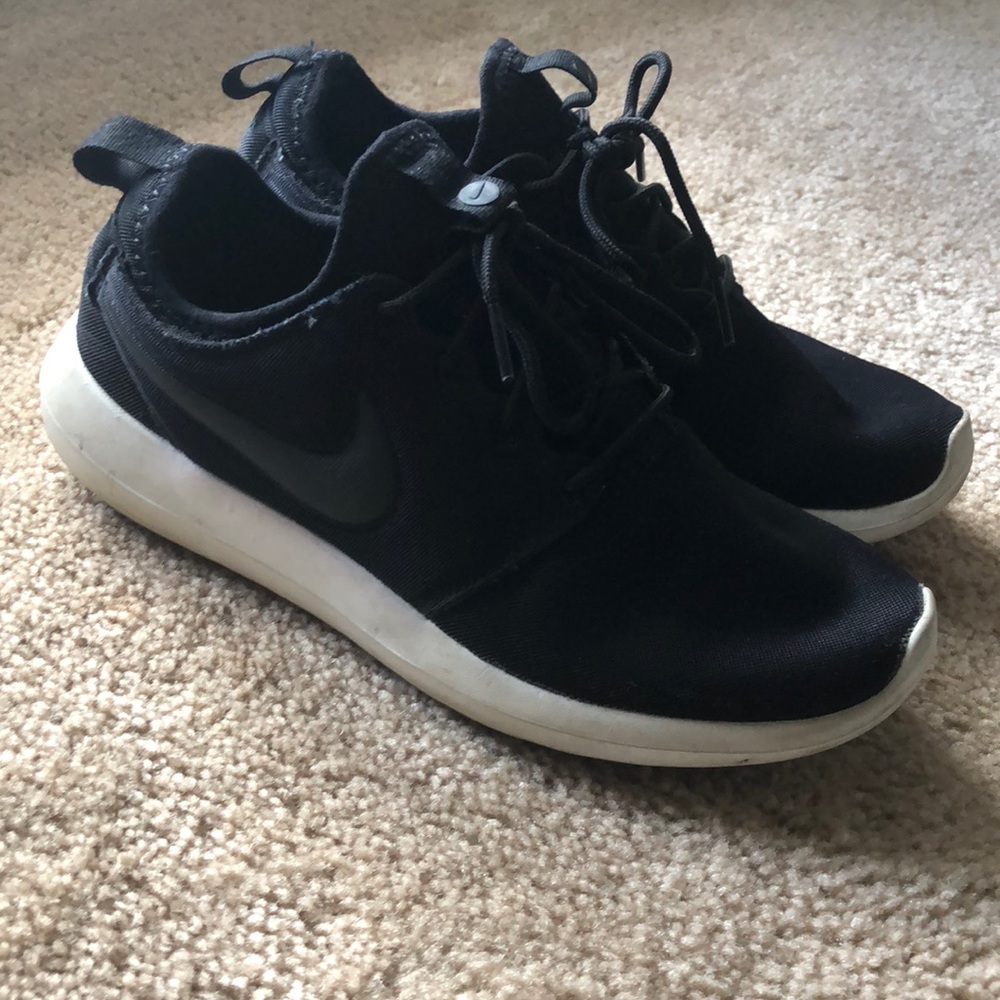 NIKE Roshe Run Sneakers Women’s Black